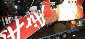 Mảnh vỡ của máy bay QZ8501 thuộc hãng AirAsia đã được đưa từ tàu tìm kiếm lên bờ