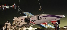 Nhân viên cứu hộ khẩn cấp trục vớt phần thân chiếc ATR của TransAsia Airways lao xuống sông hôm qua.