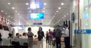 Hành khách chờ máy bay tại phòng chờ của Cảng hàng không quốc tế Phú Bài tối 13.9