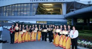 Phi hành đoàn chụp ảnh kỷ niệm tại sân bay New Delhi.