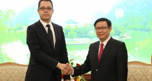 Phó Thủ tướng Vương Đình Huệ và ông Lukas Brosi, Giám đốc Tài chính của Zurich Airport