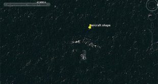 Hình ảnh được ông McMahon cung cấp cho thấy các đường nét của một vật thể nằm dưới nước giống máy bay