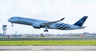 Chiếc máy bay Airbus A350 thứ 12 mang số hiệu của VN-A897 của Vietnam Airlines - chiếc A350 đầu tiên khoác lên mình màu sơn SkyTeam đi khắp thế giới