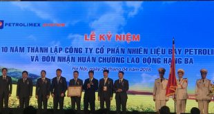 Thừa ủy quyền của Chủ tịch nước, Thứ trưởng Bộ Công Thương Đỗ Thắng Hải đã trao Huân chương Lao động hạng Ba cho Petrolimex Aviation