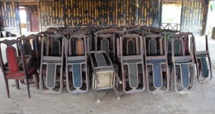 Bàn ghế xếp đống phủ bụi vì vắng khách.