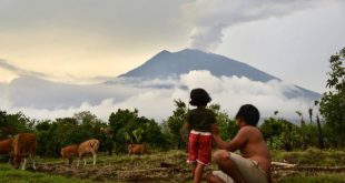 Núi lửa Agung hoạt động lại khiến ít nhất 48 chuyến bay bị hoãn