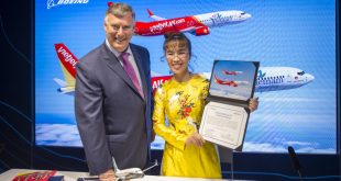 Bà Nguyễn Thị Phương Thảo, Tổng giám đốc Vietjet và ông Kevin McAllister, Chủ tịch kiêm Tổng giám đốc Tập đoàn Boeing đã cùng ký kết Hợp đồng 100 tàu bay