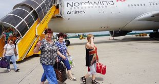 Du khách nước ngoài đến Sân bay Quốc tế Cam Ranh.