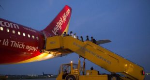 Doanh thu tăng trưởng 52%, lên 8.600 tỷ đồng, được thúc đẩy bởi doanh thu kỷ lục từ phần kinh doanh ngoài vé như đồ ăn trên máy bay và bảo hiểm.