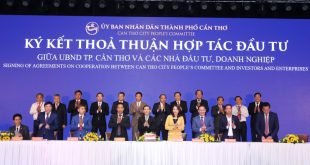 Ông Trịnh Hồng Quang, Phó Tổng Giám đốc Vietnam Airlines (thứ 2, hàng đầu bên trái) đại diện Vietnam Airlines ký kết triển khai dự án với UBND TP Cần Thơ trước sự chứng kiến của Thủ tướng Nguyễn Xuân Phúc