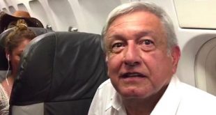 Tổng thống đắc cử của Mexico Andrés Manuel López Obrador trên máy bay chở khách bị trễ chuyến 4 giờ do thời tiết xấu hôm 19/9.
