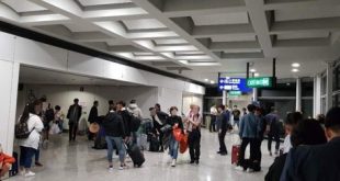 Hành khách trên chuyến bay của Vietjet chờ đợi ở sân bay Hong Kong vào sáng sớm thứ Ba 30/10