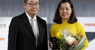 Phó Tổng Giám đốc Vietjet Nguyễn Thị Thuý Bình tại buổi Lễ nhận giải theo uỷ quyền của Tổng Giám đốc Vietjet.