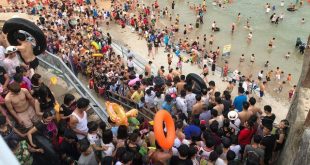 Cầu dẫn xuống bãi biển Cát Cò 1 chật cứng người