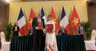 Tổng giám đốc Vietjet, Bà Nguyễn Thị Phương Thảo và ông Christian Scherer, Tổng giám đốc thương mại toàn cầu của Tập đoàn Airbus ký kết hợp đồng dưới sự chứng kiến ​của Thủ tướng Chính phủ nước Cộng hòa Xã hội Chủ nghĩa Việt Nam Nguyễn Xuân Phúc và Thủ tướng Cộng hòa Pháp Edouard Philippe