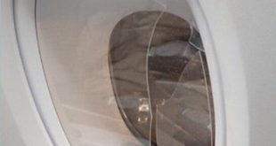 Cửa sổ bằng nhựa bên trong máy bay của Korean Air bị hành khách ném vỡ hôm 7/11.