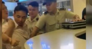 Nam hành khách có ý định tấn công nhân viên hàng không bị an ninh khống chế.