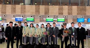 Đại diện Cục Hàng không tặng hoa cho Tổ bay của Bamboo Airways ngày bay thử.